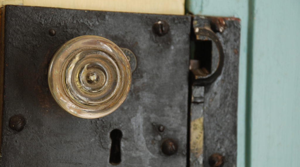 Detail of a 19th century boxlock with Sandwich glass knob