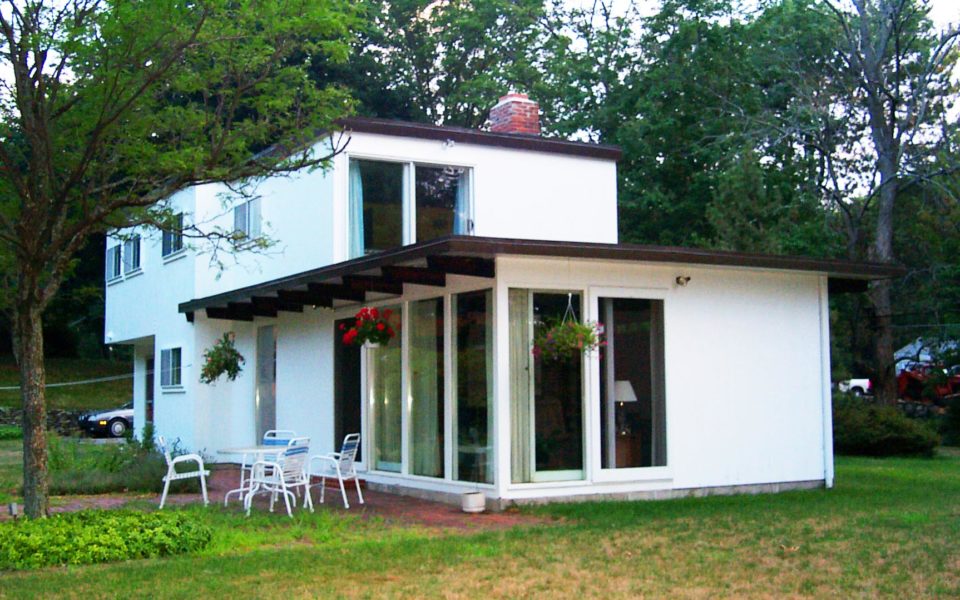 This home in Holden, Massachusetts is a Bauhaus design by Dan Kiley.